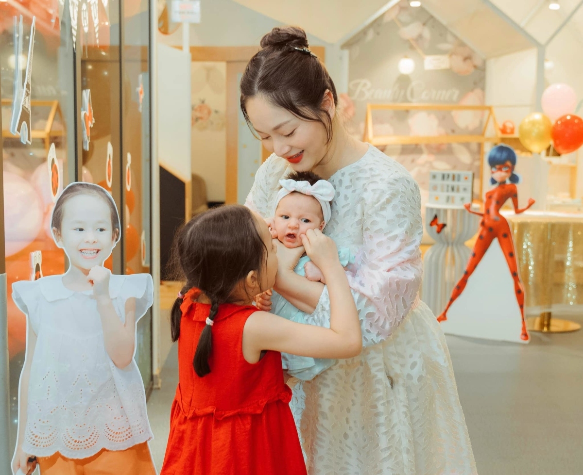 Vợ chồng Lan Phương tổ chức tiệc mừng con gái đầu lòng, bé Lina, tròn 6 tuổi. Bé Mia mới hơn ba tháng tuổi cũng được bố mẹ đưa đến nhà hàng mừng sinh nhật chị.
