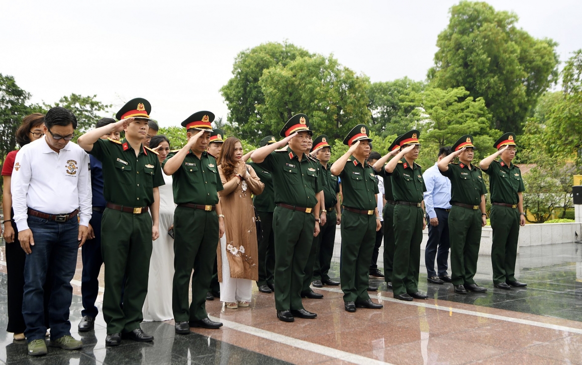 Các đại biểu thành kính tri ân các Anh hùng liệt sĩ.