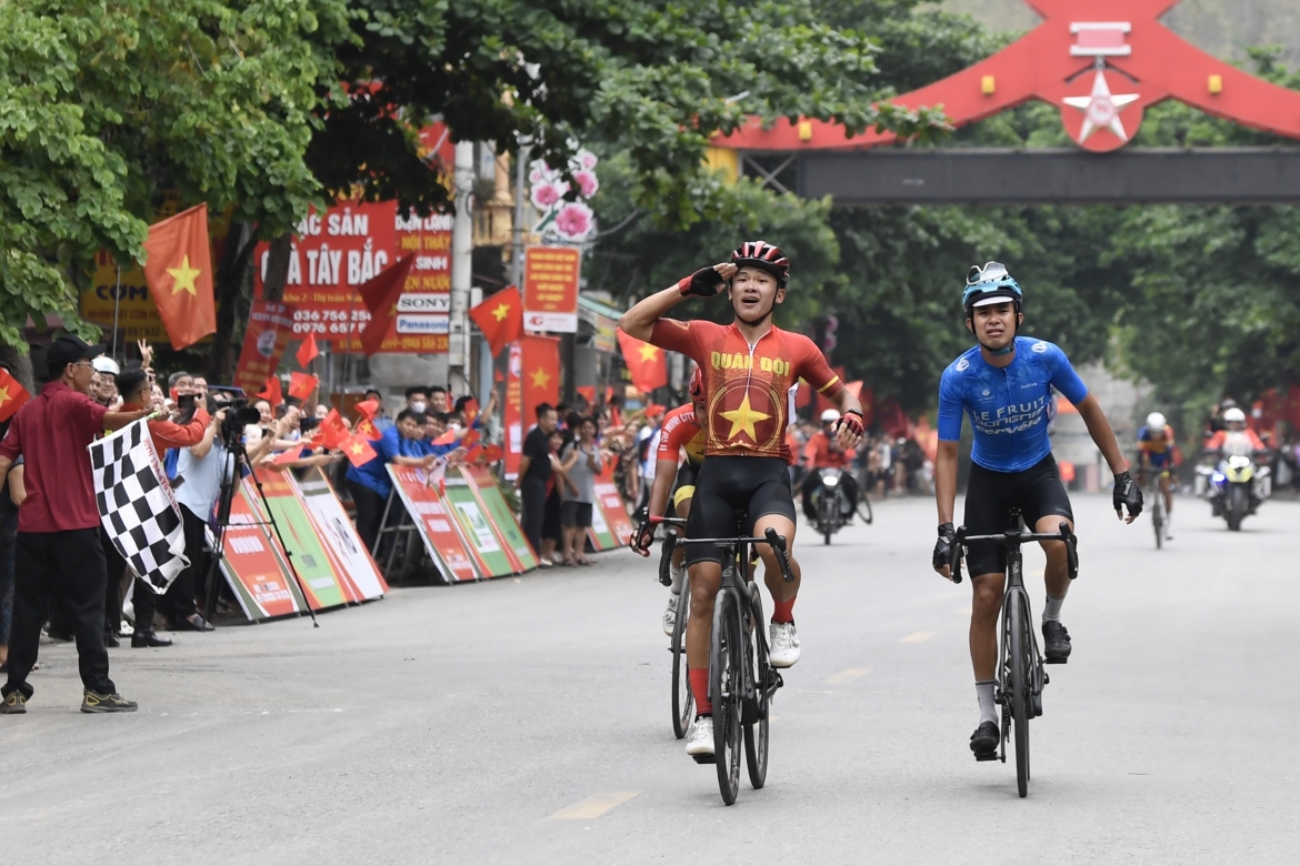 Tay đua Phạm Lê Xuân Lộc lập kỷ lục chưa từng có ở chặng 2 Cuộc đua xe đạp “Về Điện Biên Phủ - 2024, Cúp Báo Quân đội nhân dân”