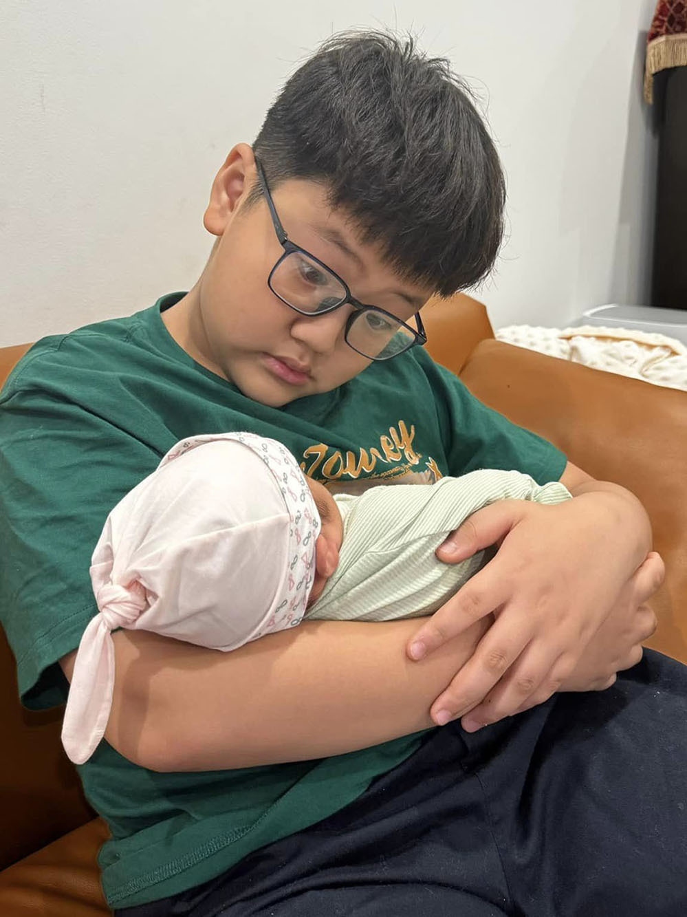 Diễn viên Thu Quỳnh đăng ảnh con trai đầu lòng bế em gái mới sinh và chú thích: "Tròn một tuần gia đình có thêm thành viên mới".