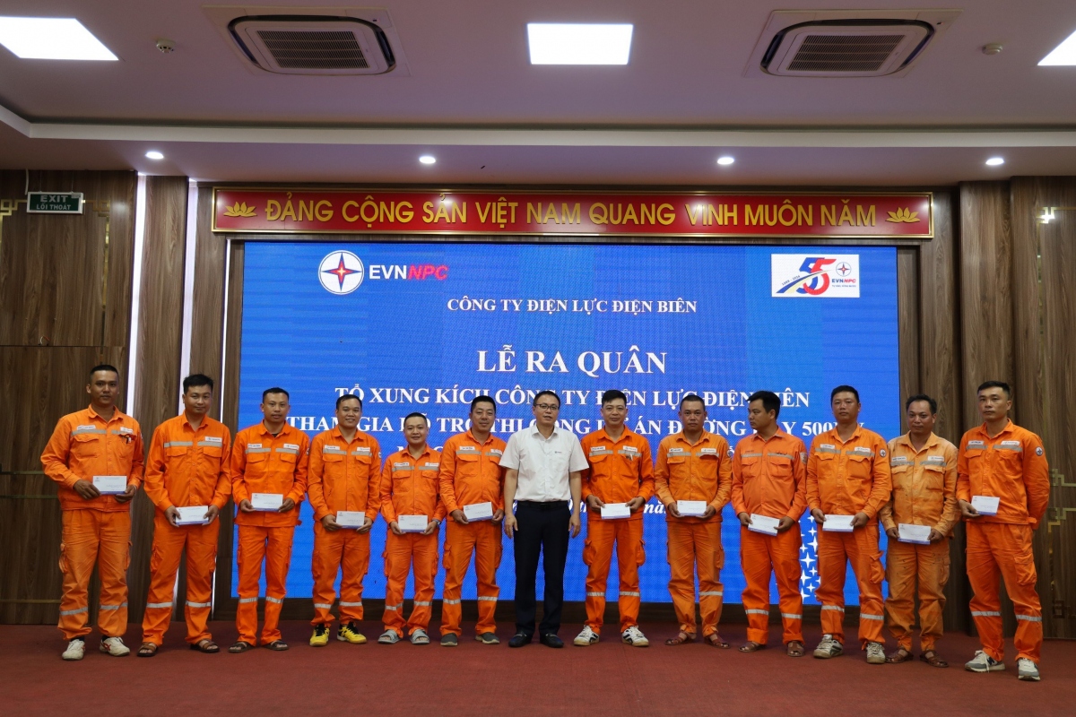 Đội xung kích của Điện lực Điện Biên lên đường làm nhiệm vụ