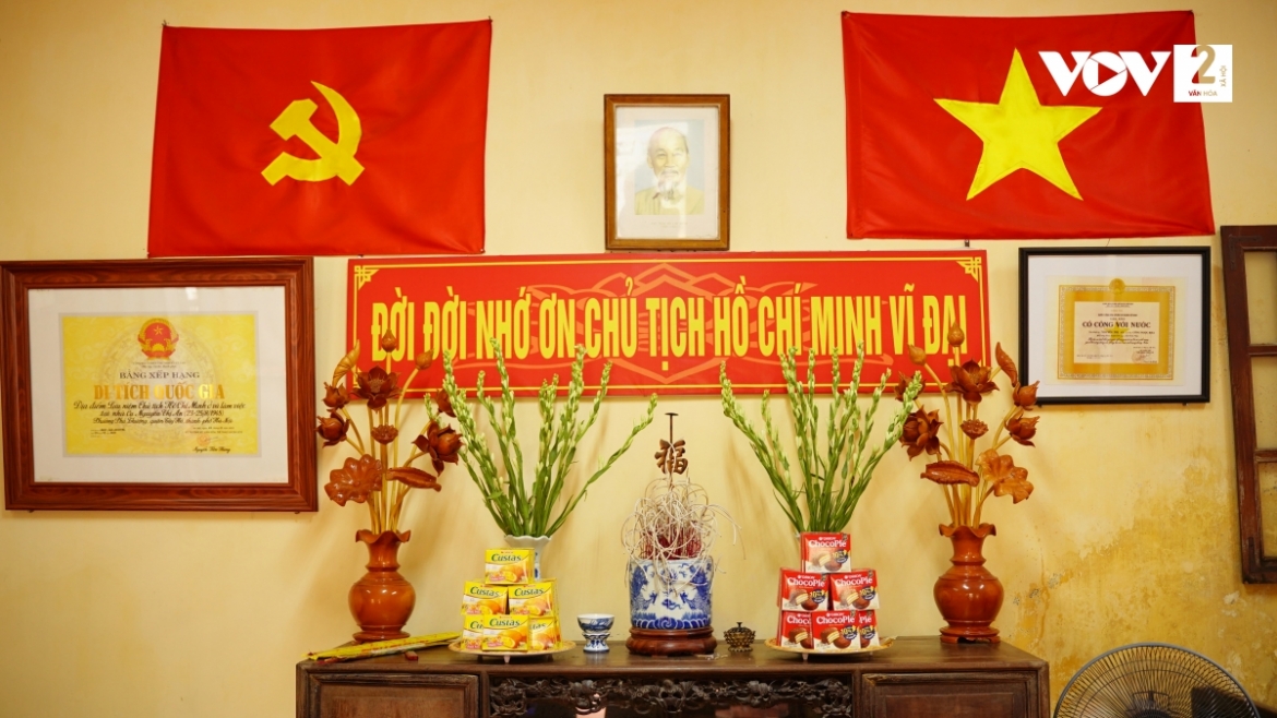 Gian chính của ngôi nhà là bàn thờ, thờ chủ tịch Hồ Chí Minh.
