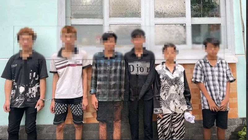 6 đối tượng dùng hung khí cướp xe máy người đi đường bị tạm giữ (ảnh: CA)