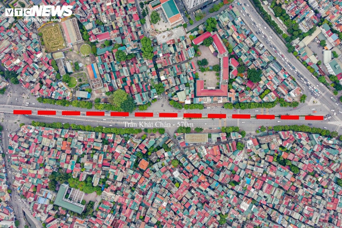 Toàn cảnh tuyến đường Trần Khát Chân (đoạn đoạn Ô Đống Mác - Nguyễn Khoái). Do nằm trong khu dân cư đông đúc nên khi được đưa vào hoạt động, tuyến đường mới đã giúp giảm ùn tắc giao thông và góp phần tạo cảnh quan đẹp cho Thủ đô.