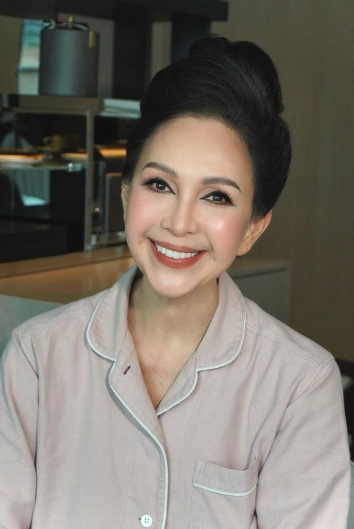 Nữ hoàng ảnh lịch’ Diễm My thẳng thắn chia sẻ quan điểm về nhan sắc tự nhiên tuổi trung niên của phái đẹp. Cô khẳng định bản thân không can thiệp phẫu thuật thẩm mỹ và sự xuất hiện nếp nhăn ở giai đoạn này là vô cùng bình thường.