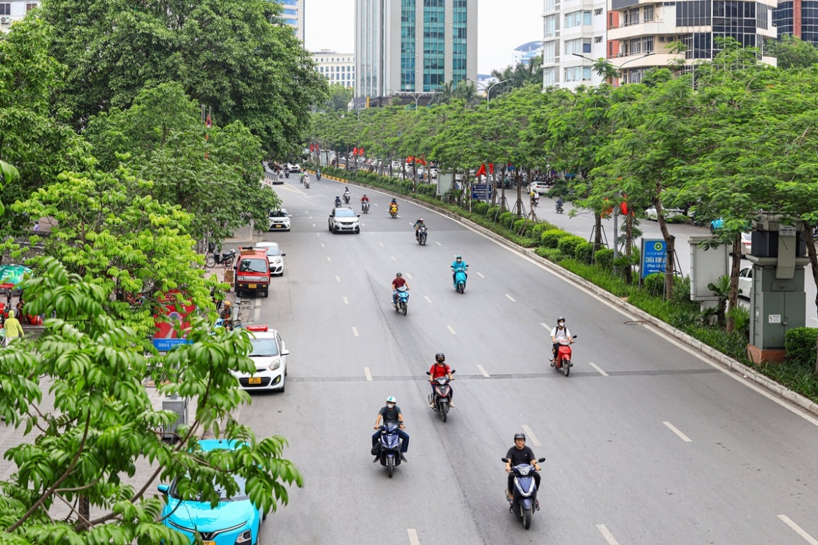 Tuyến đường có chiều rộng 45m, mỗi bên đường được chia thành 4 làn xe.