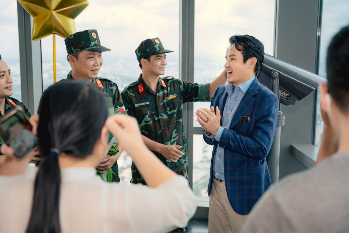Hồ Quang Mẫn (ngoài cùng bên phải) được biết đến với nhiều dự án thiện nguyện.