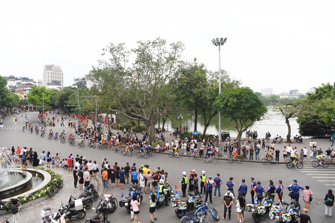 Cuộc đua xe đạp “Về Điện Biên Phủ-2024, Cúp Báo Quân đội nhân dân” khai mạc chiều 1/5 tại hồ Hoàn Kiếm (Hà Nội).