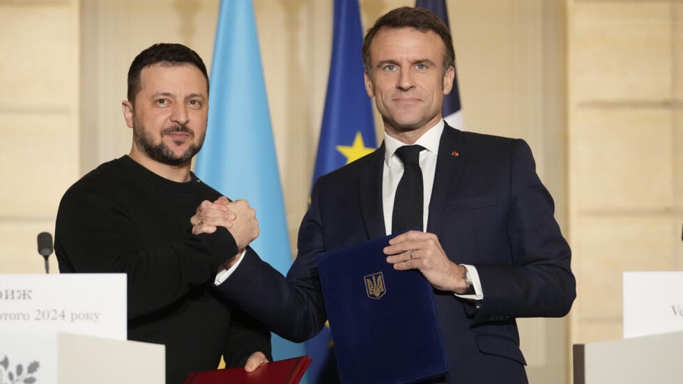 Tổng thống Pháp Emmanuel Macron và người đồng cấp Ukraine Volodymyr Zelensky bắt tay sau khi ký thỏa thuận vào hồi tháng 2/2024 tại Cung điện Elysee ở Paris, Pháp (Ảnh: AP)