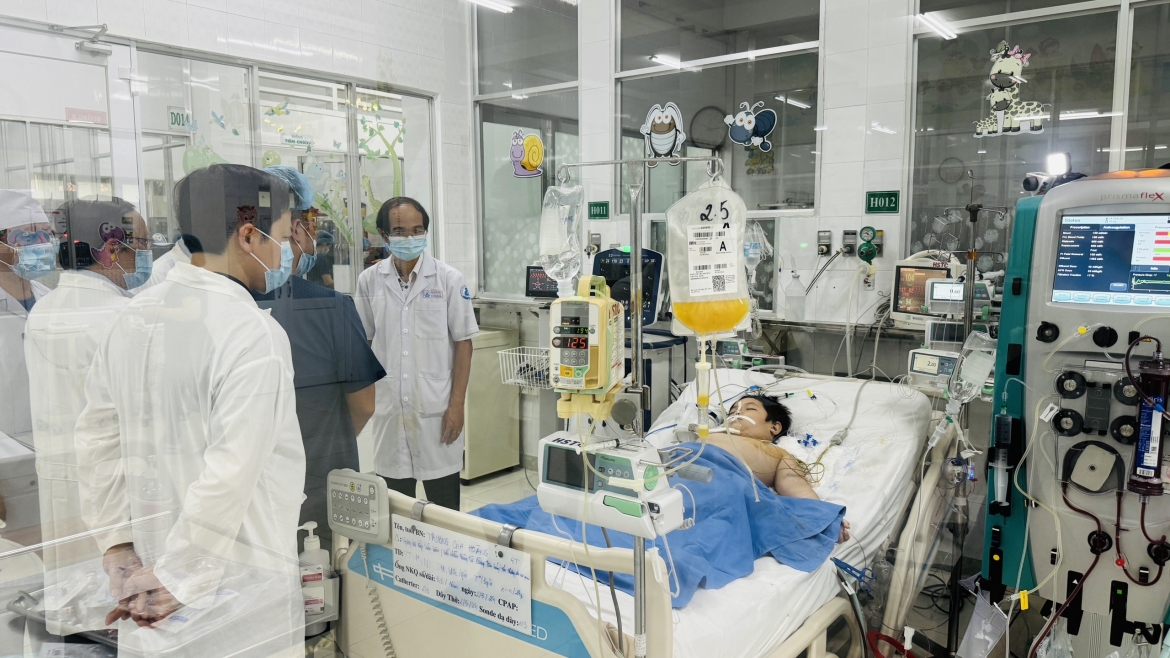 Bệnh nhi nặng điều trị tại Bệnh viện Nhi đồng Đồng Nai (Ảnh: Duy Phương)