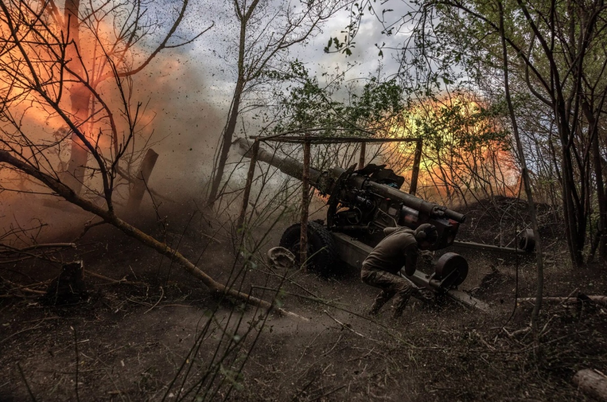 Pháo binh Ukraine khai hỏa nhằm vào các vị trí của Nga ở thị trấn Vovchansk. Ảnh: New York Times