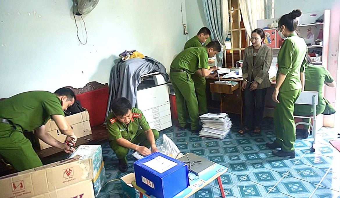 Cơ quan điều tra khám xét nơi làm việc của các đối tượng