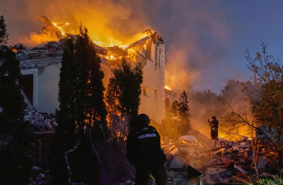 Một ngôi nhà bị cháy sau một cuộc không kích vào Kharkiv đêm 10/5. Ảnh: EPA