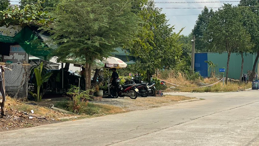 Lực lượng chức năng giăng dây bảo vệ hiện trường để điều tra nguyên nhân vụ việc (ảnh: ĐC)