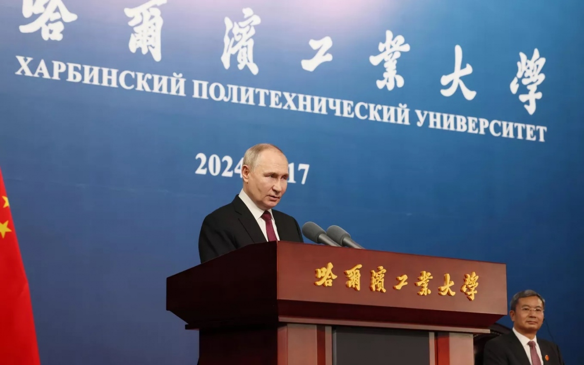 Nhà lãnh đạo Nga Putin phát biểu trước các giảng viên và sinh viên của Viện Công nghệ Cáp Nhĩ Tân.
