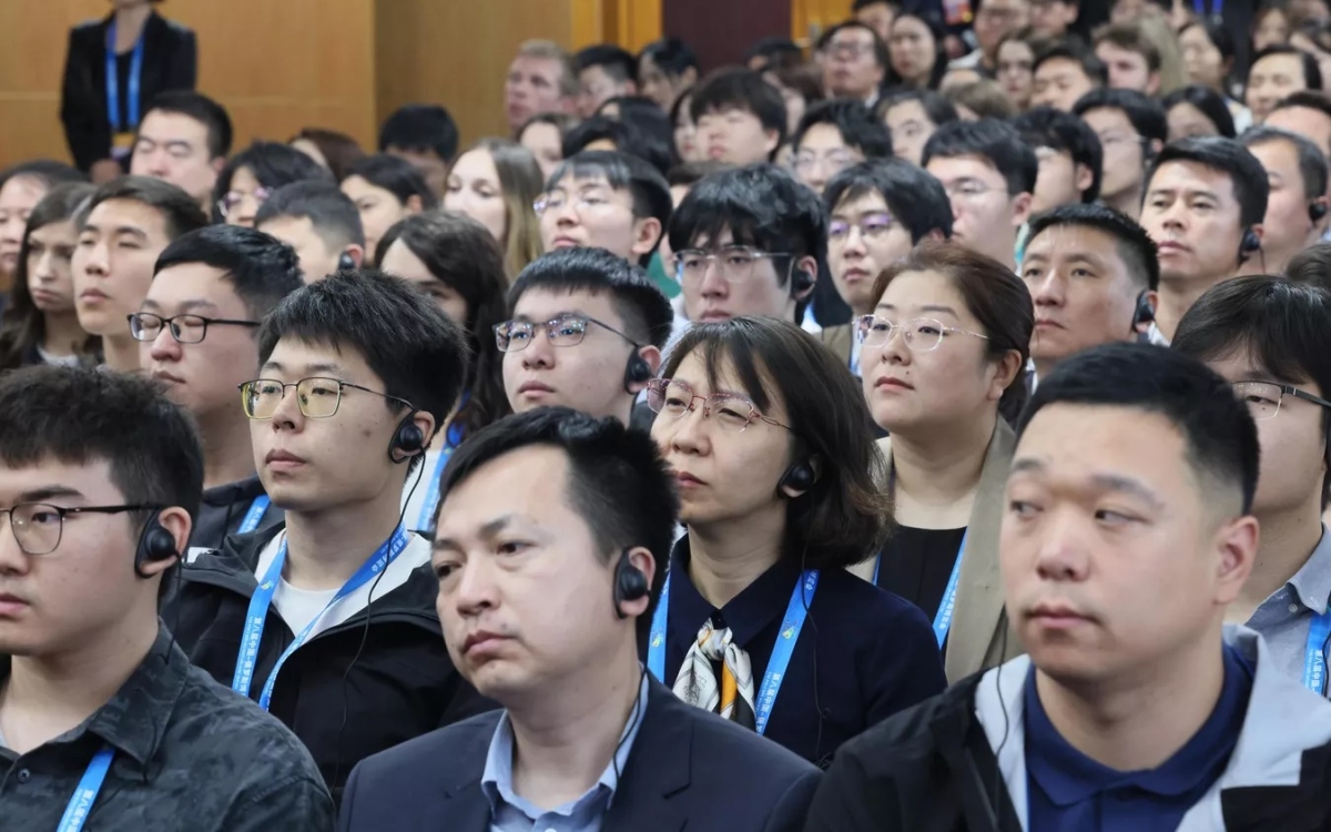 Sinh viên Trung Quốc dự cuộc gặp gỡ với Tổng thống Nga Putin.