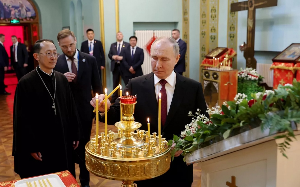 Tổng thống Nga Putin thăm Nhà thờ Chính thống giáo phương Đông tại Cáp Nhĩ Tân.