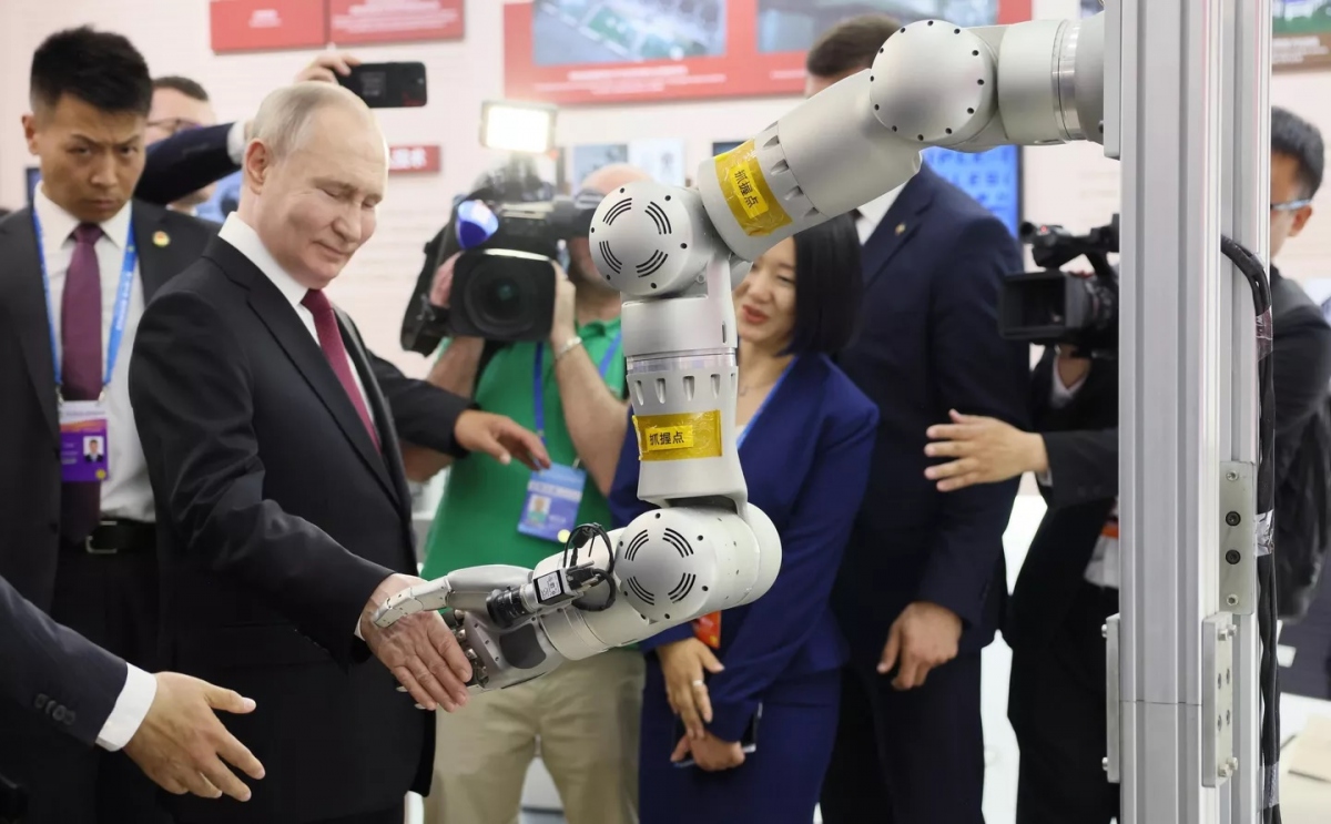 Ông Putin khám phá robot trong chuyến thăm Viện Công nghệ Cáp Nhĩ Tân.