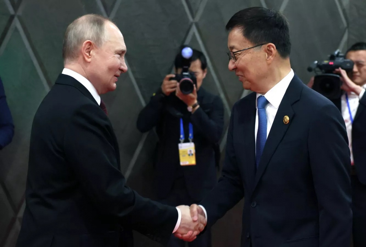 Phó Chủ tịch Trung Quốc Hàn Chính (phải) bắt tay với Tổng thống Nga Putin.