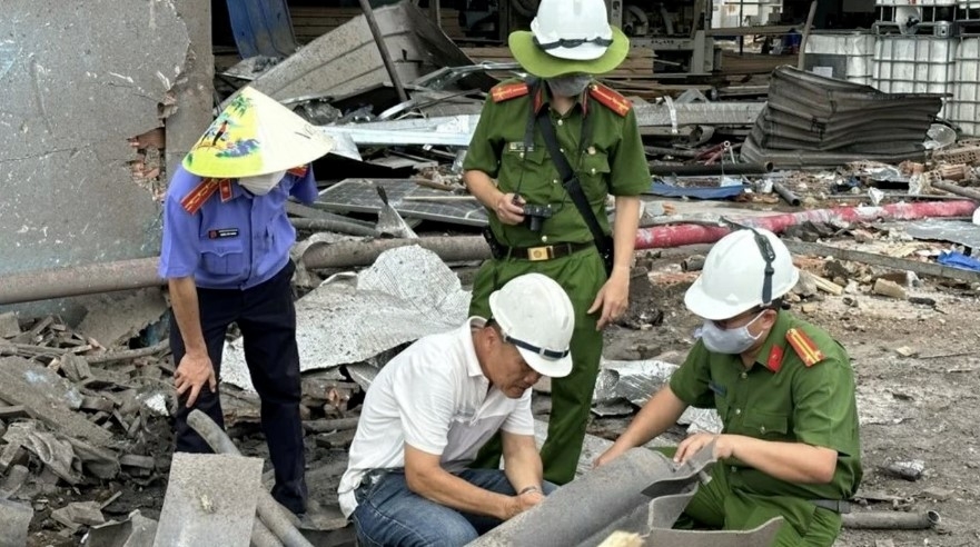 Lực lượng chức năng khám nghiệm hiện trường vụ nổ ở Công ty gỗ Bình Minh. (Ảnh: CACC)