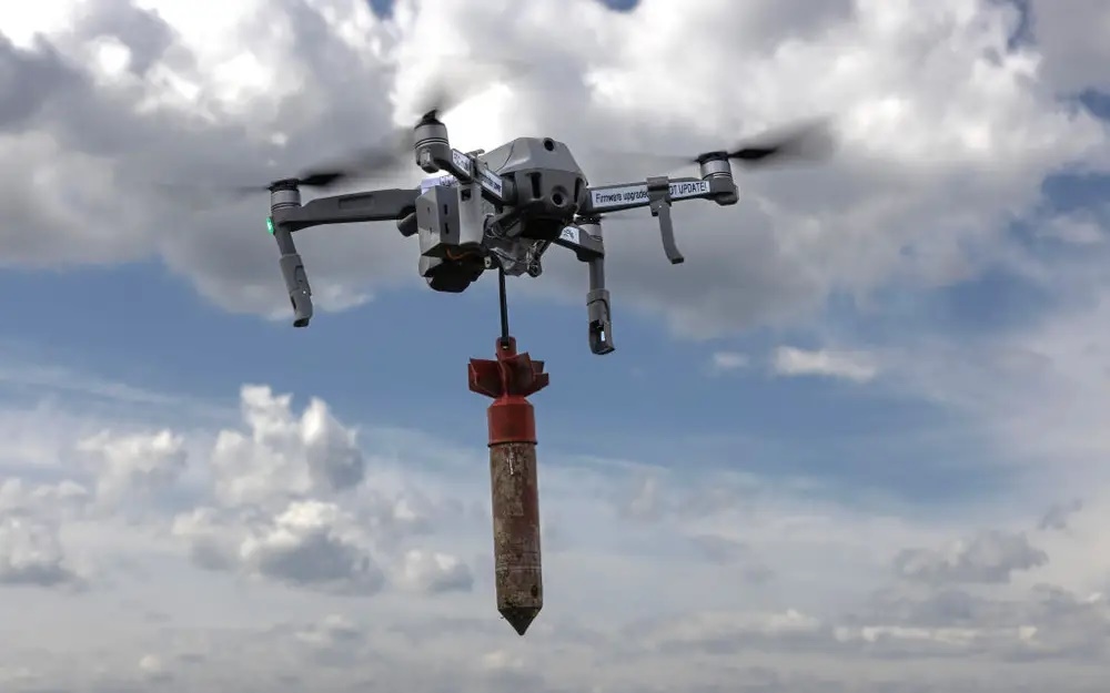 UAV Ukraine dạng trực thăng, có gắn bom để thả lên mục tiêu đối phương. Ảnh: Paula Bronstein.