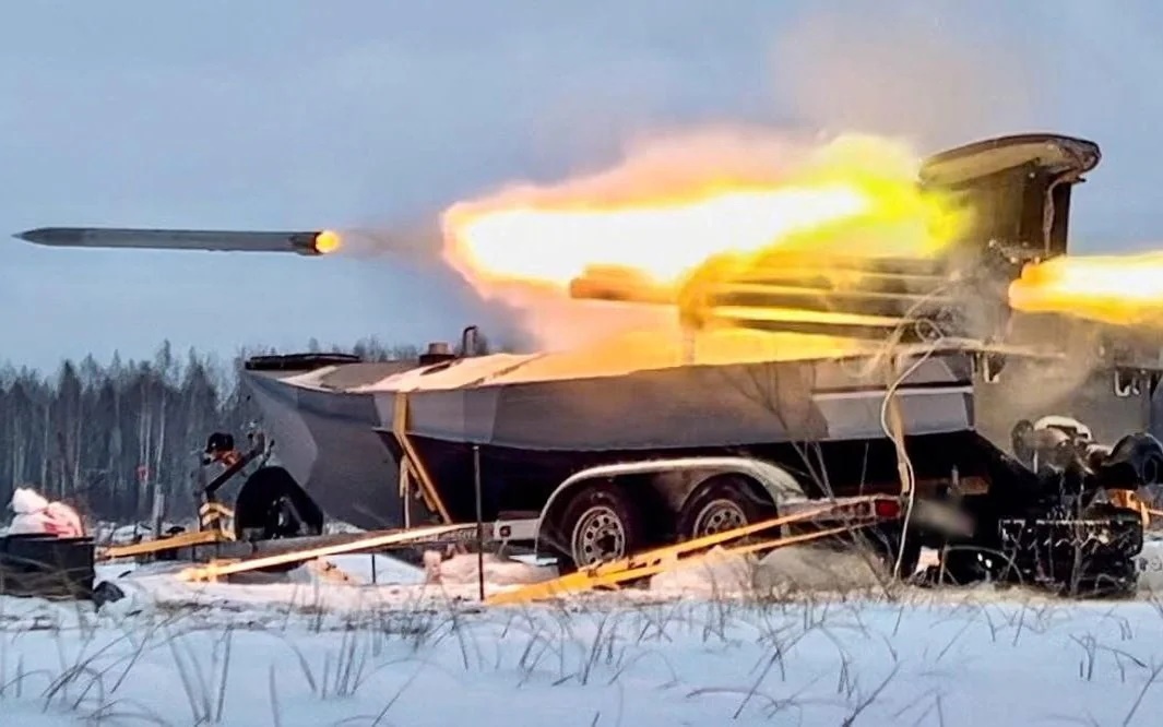 Bệ phóng pháo phản lực Ukraine, cải biến từ USV, khai hỏa. Ảnh: SBU.