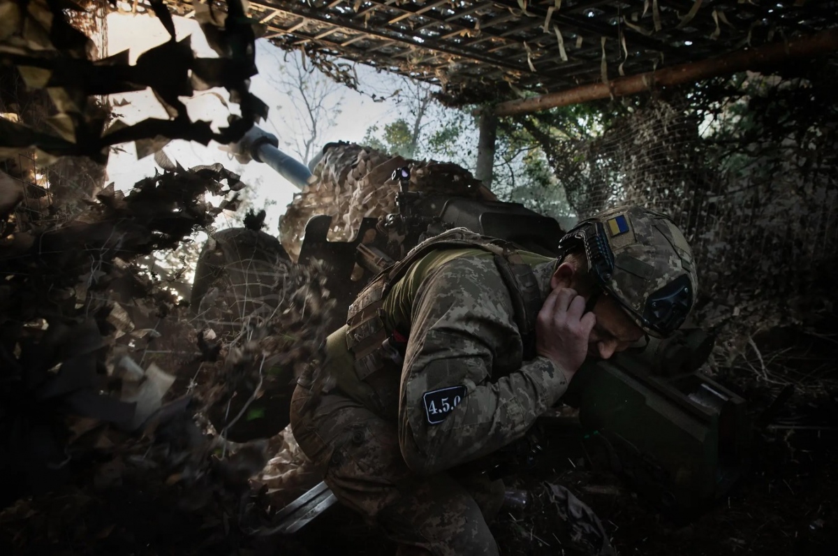 Lữ đoàn Tấn công trên Không 95 của Ukraine khai hỏa lựu pháo D-30 cỡ nòng 122mm về phía Nga theo hướng Kreminna ở phía Đông Ukraine. Ảnh: New York Times