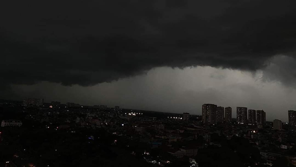 Mây đen vần vũ trước cơn mưa