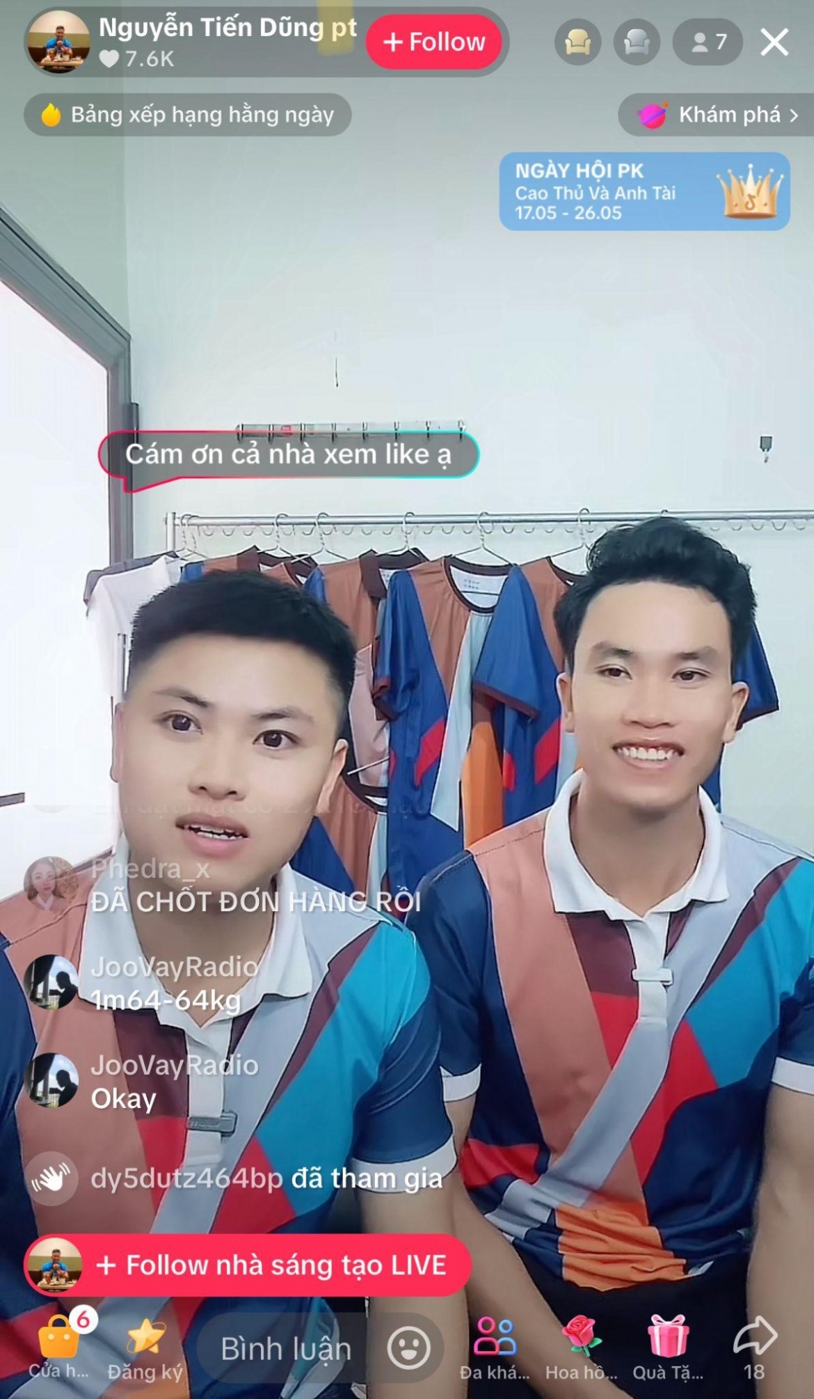 Trên TikTok, nhiều chủ cửa hàng livestream nhằm giới thiệu về loại áo này cho khách hàng - Ảnh chụp màn hình