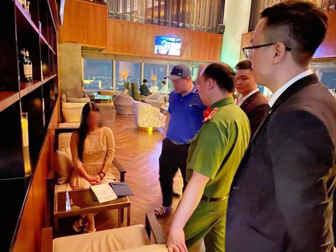 Cô T. (váy trắng) sau khi dùng bữa ăn hơn 11 triệu đồng tại nhà hàng 5 sao.