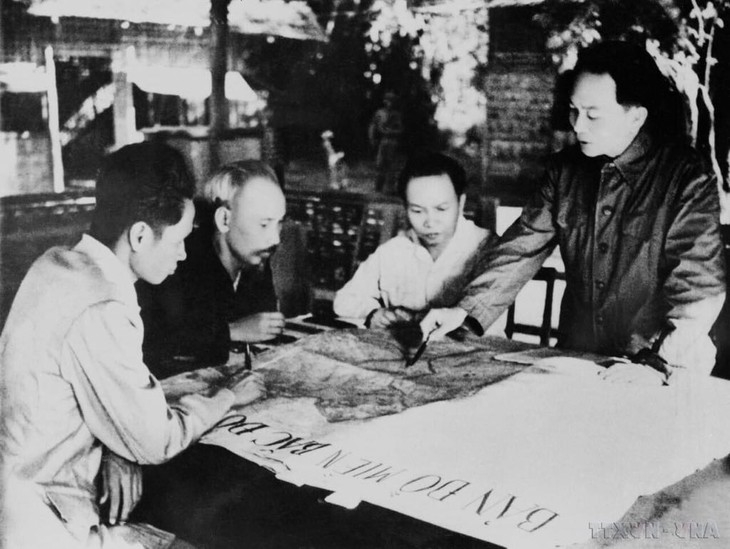 Bộ Chính trị họp quyết định mở chiến dịch Điện Biên Phủ 1953 - Ảnh: Gia đình NSNA Triệu Đại cung cấp.