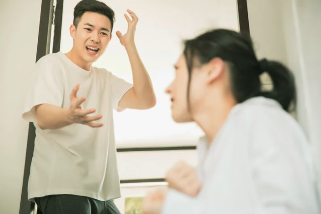 Đàn ông cũng là nạn nhân của bạo lực gia đình. (Ảnh minh họa: Newsweek)