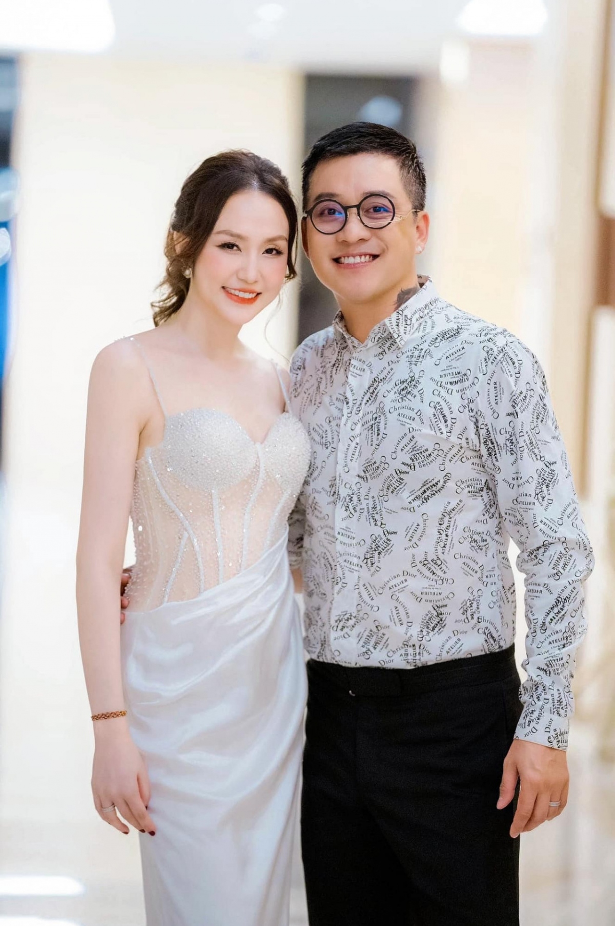 10 năm kết hôn, Hương Baby thấy hạnh phúc và luôn tin tưởng ông xã Tuấn Hưng. Nam ca sĩ chiều chuộng bạn đời hết mực, cát-sê ca hát đều chuyển hết cho vợ.