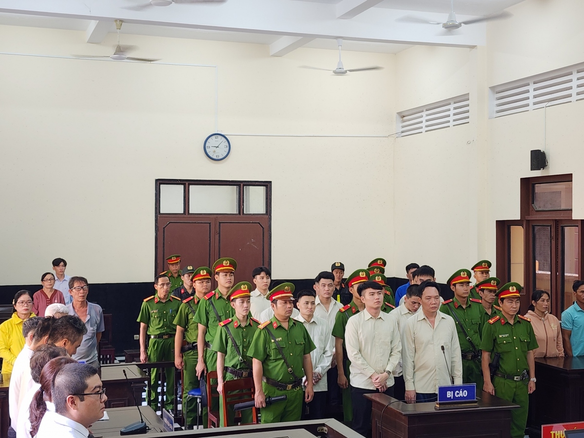 Các bị cáo có liên quan đến vụ án giết người tại phiên xét xử.