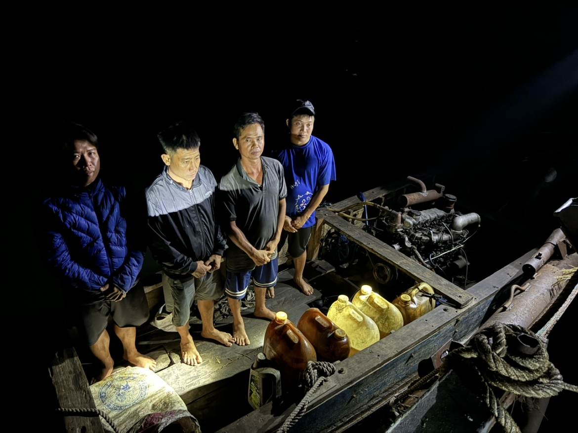Các đối tượng "người nhái" tổ chức lặn mò tìm nguồn cát dưới đáy sông Tiền để bơm hút cát