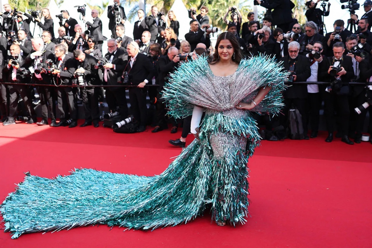 Aishwarya Rai Bachchan với bộ cánh khá cồng kềnh.