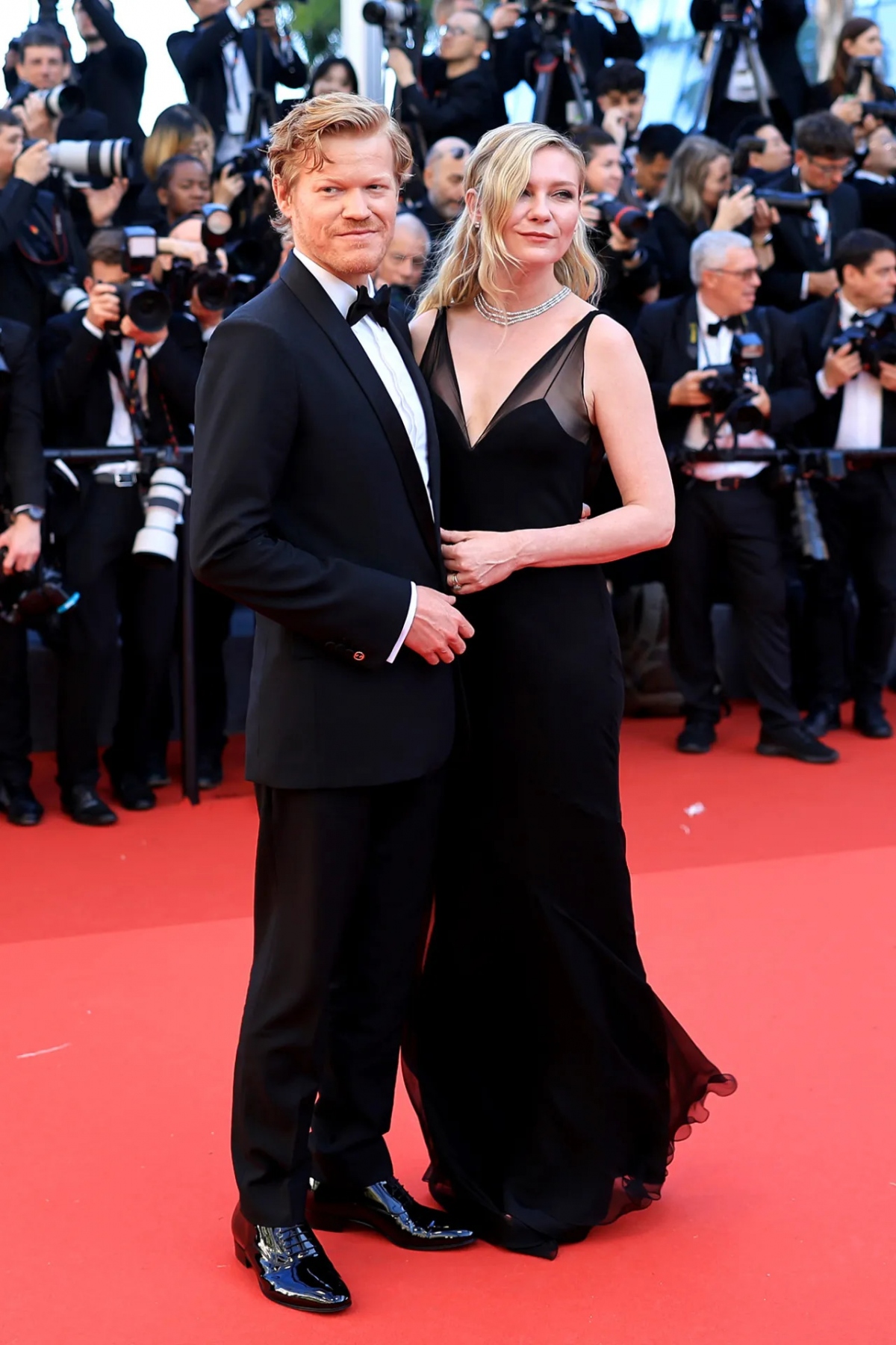 Jesse Plemons và Kirsten Dunst sánh đôi trên thảm đỏ.