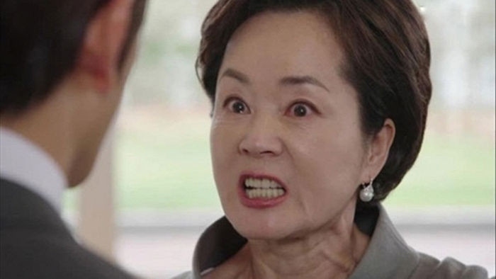 Mẹ chồng dùng mọi lời cay nghiệt với tôi nhưng lúc nào cũng chăm chăm bênh con trai. (Ảnh minh họa, nguồn: KT)