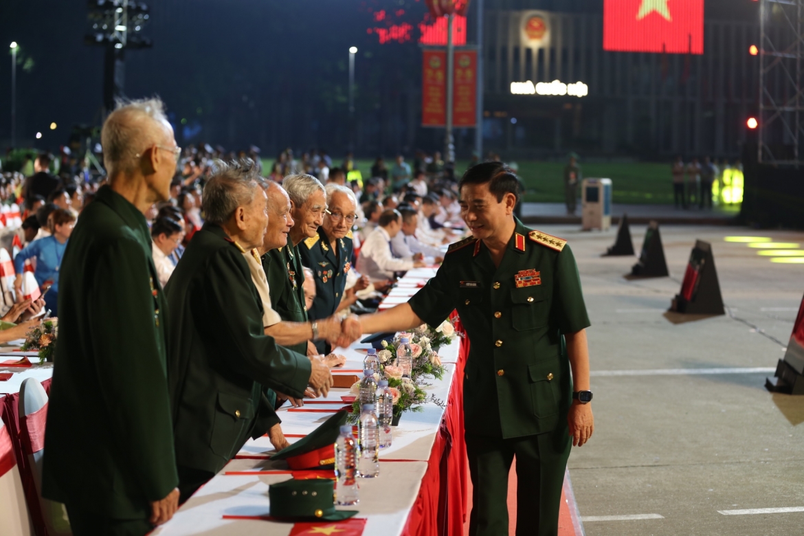 Nhân dịp này, lãnh đạo Đảng, Nhà nước tặng Kỷ niệm chương cho các cựu chiến sĩ Điện Biên, thanh niên xung phong, dân công hỏa tuyến đã tham gia chiến dịch Điện Biên Phủ.