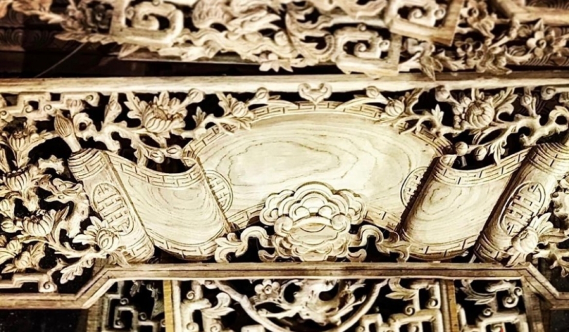 Những người thợ làng Chàng Sơn vẫn miệt mài sáng tạo để những nét chạm gỗ luôn hài hòa, sinh động vừa hiện đại mà vẫn giữ được truyền thống.