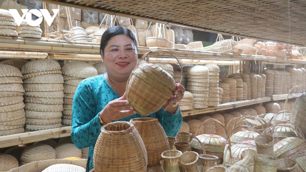 Chị Trương Thị Bạch Thuỷ, Giám đốc HTX Mây tre đan Thuỷ Tuyết đã từng bước nâng cao giá trị sản phẩm đan đát tại xã Phú Tân, huyện Châu Thành, Sóc Trăng