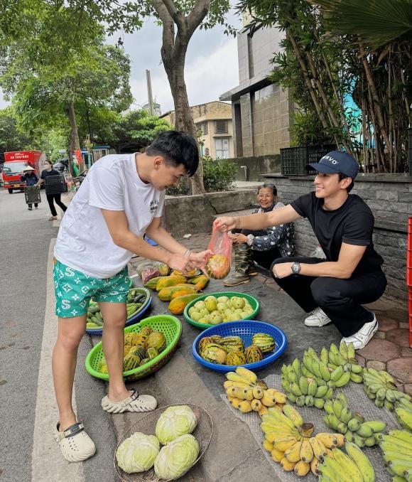 Bình An thử bán rau: "Cảm ơn nghệ sĩ Trung Ruồi đã ủng hộ dưa cho 2 bà cháu em ạ, nhắc nhẹ nghệ sĩ mai ra thanh toán nốt 20 nghìn tiền nợ cho em luôn nhé".