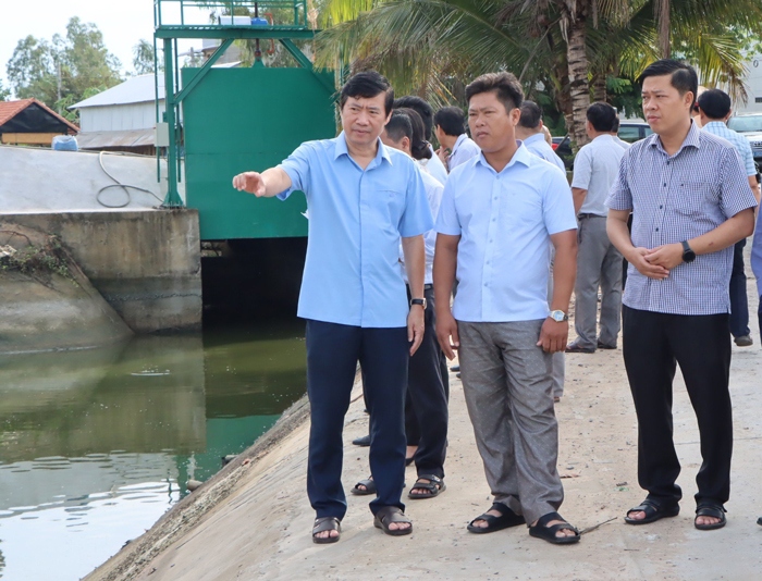 Chủ tịch UBND tỉnh Đồng Tháp kiểm tra cơ sở hạ tầng và tình hình phục vụ tưới tiêu tại trạm bơm thủy lợi của Hợp tác xã Thành Lập