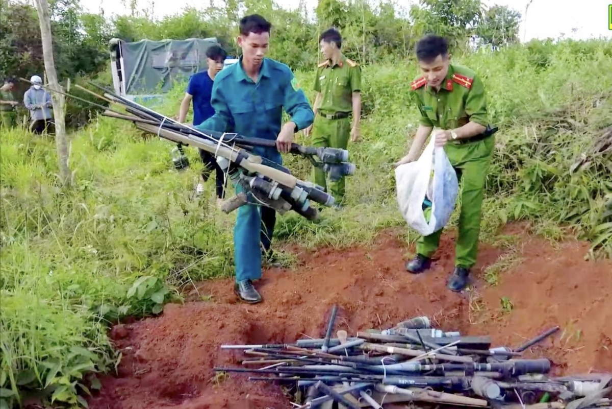 Cơ quan chức năng ở Đắk Nông tiêu hủy số vũ khí tự chế. Người dân chủ động giao nộp vũ khí vật liệu nổ là góp phần đảm bảo an ninh trật tự ở bon làng, phòng ngừa những tai nạn đáng tiếc có thể xảy ra.