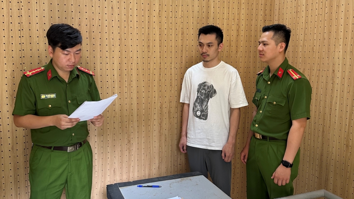 Cơ quan CSĐT Công an tỉnh Sơn La đã ra Quyết định khởi tố vụ án hình sự, khởi tố bị can, tống đạt các Quyết định và bắt tạm giam đối với Đặng Tùng Lâm.