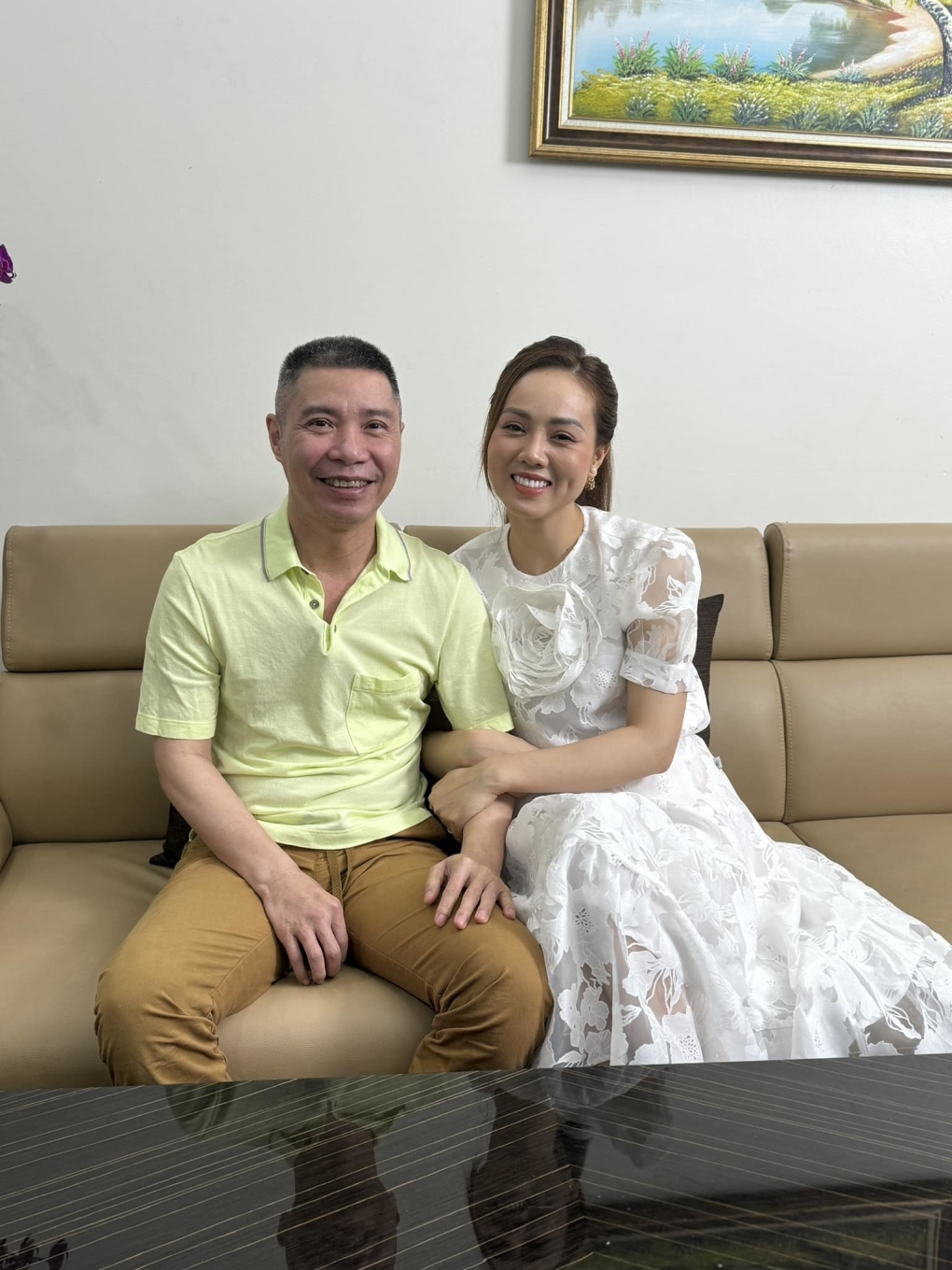 Ngọc Hà, bà xã kém 15 tuổi của NSND Công Lý, cho biết cô từng bị nói tranh thủ bán nhà trong lúc chồng bị đột quỵ để ôm tiền bỏ đi. Bên cạnh những lời xì xào, bàn tán, Ngọc Hà nhận được nhiều sự giúp đỡ khi tìm thuê rồi mua nhà mới, trong đó có nghệ sĩ Vân Dung, Bình Trọng...