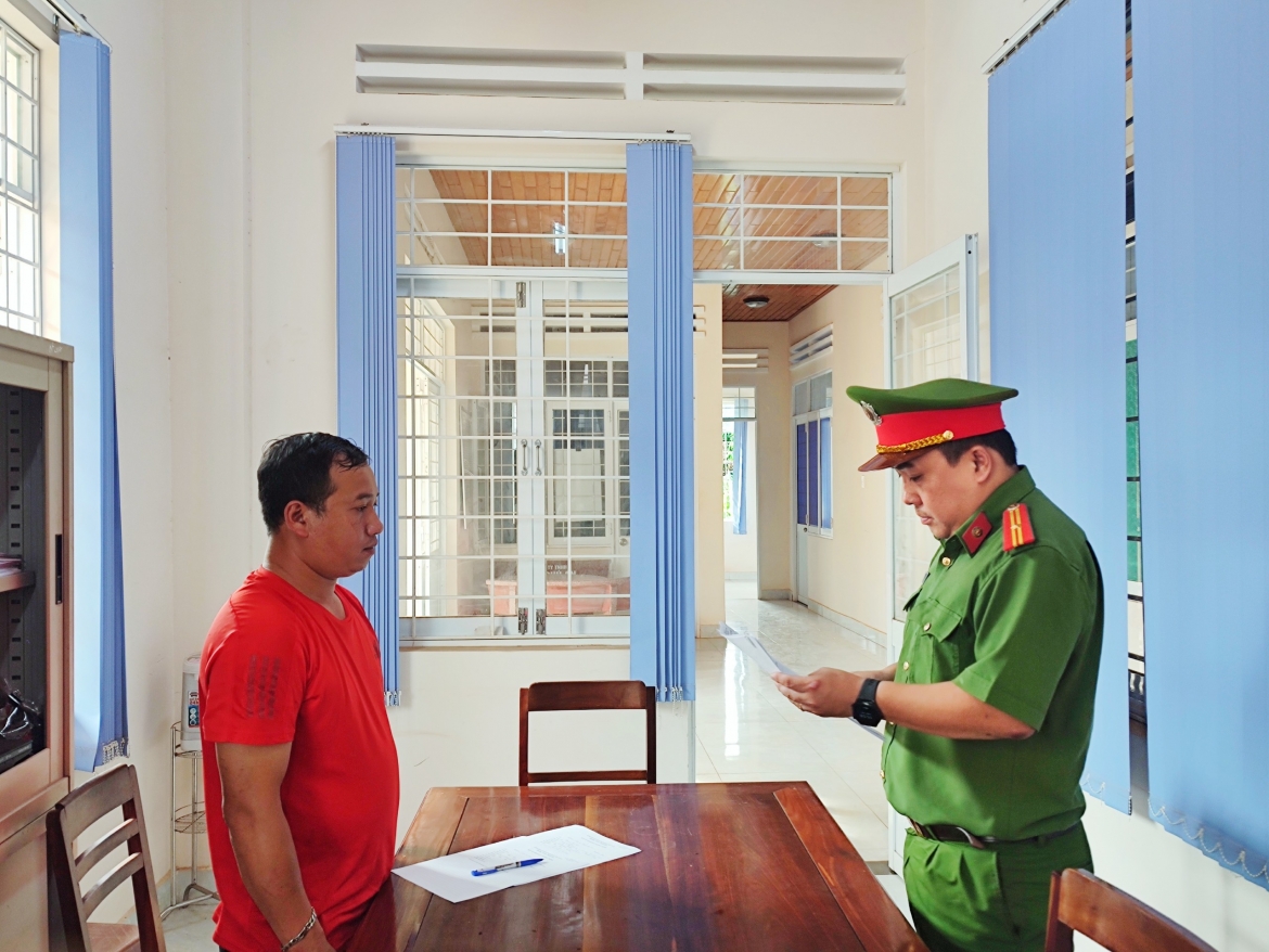Công an huyện Đăk Đoa, tỉnh Gia Lai đọc lệnh khởi tố Đức (áo đỏ) (Ảnh: Công an Đăk Đoa)