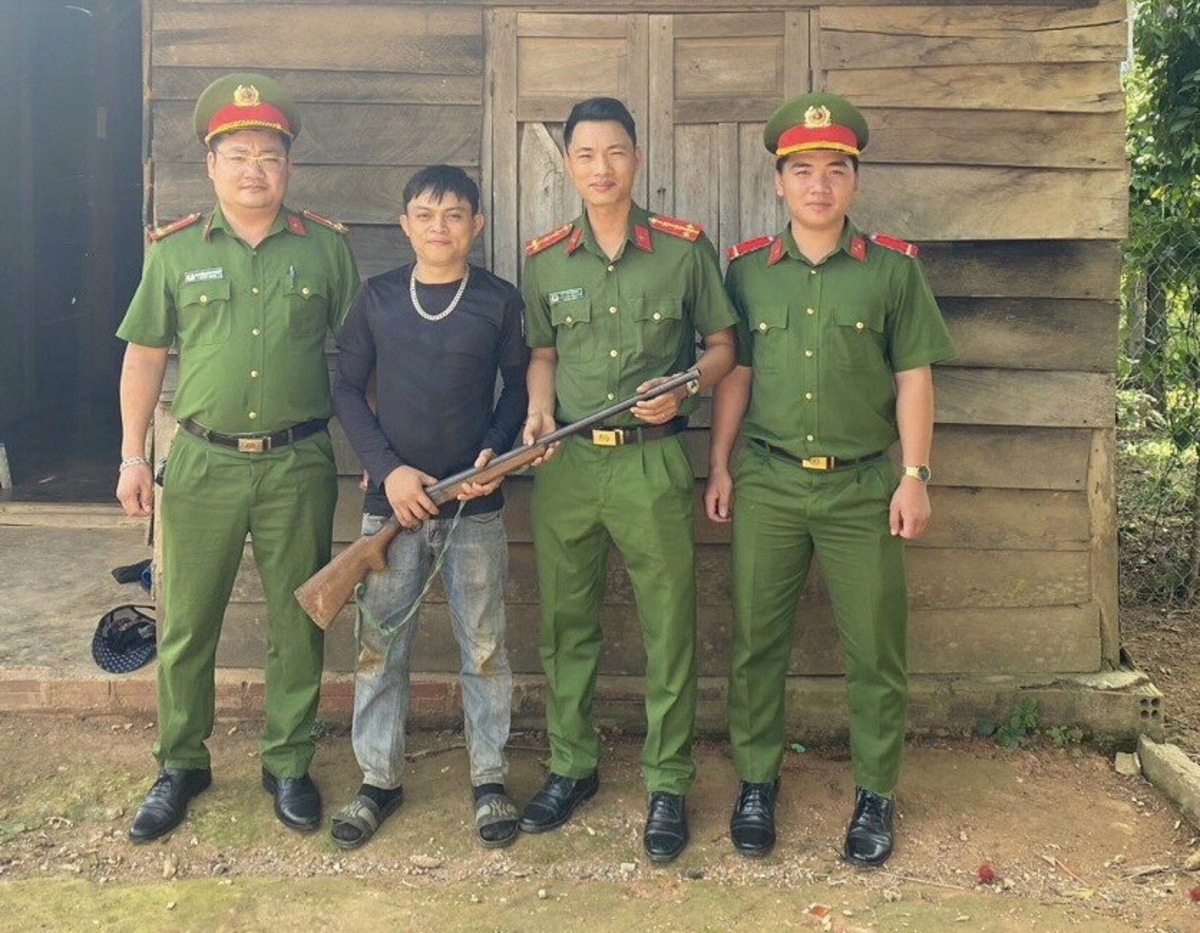 Công an xã đến tận nhà dân để vận động, thu hồi vũ khí