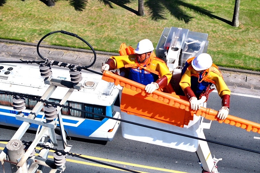 Công nhân Đội Hotline PC Quảng Ninh sửa chữa, đấu nối Hotline theo yêu cầu của khách hàng.