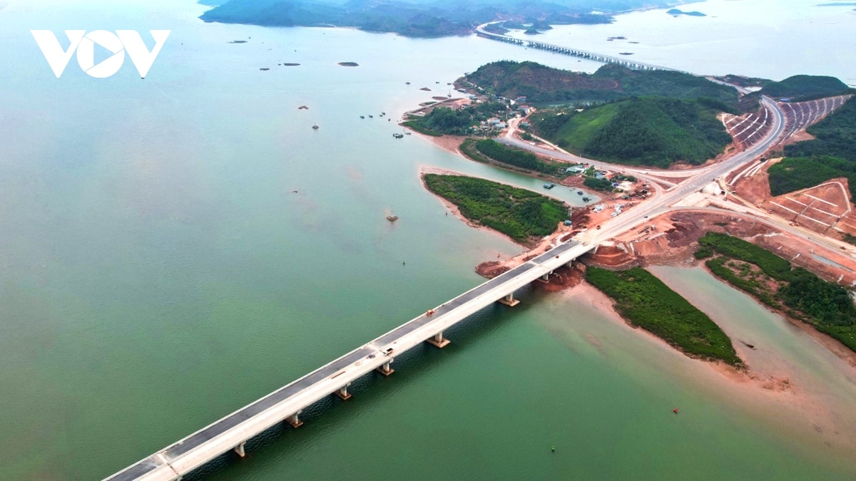 Phương châm “giao thông đi trước mở đường” được xem là mũi nhọn đột phá. 